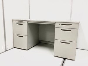 【5月25日入荷予定！】【大量入荷！】
便利なコンセント付き！
左右に引き出しが付いているため、収納力が格段にUP！
書類が多く整理に困っている方におすすめ。
