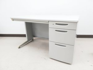 【5月25日入荷予定！】オカムラ定番シリーズ！
SD-Vの片袖机、幅1200㎜大量入荷！
一番人気なサイズ感で様々な作業や初めてデスクを買う方にも！