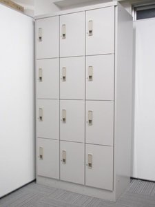【小物入れに最適です】12人用ロッカー！