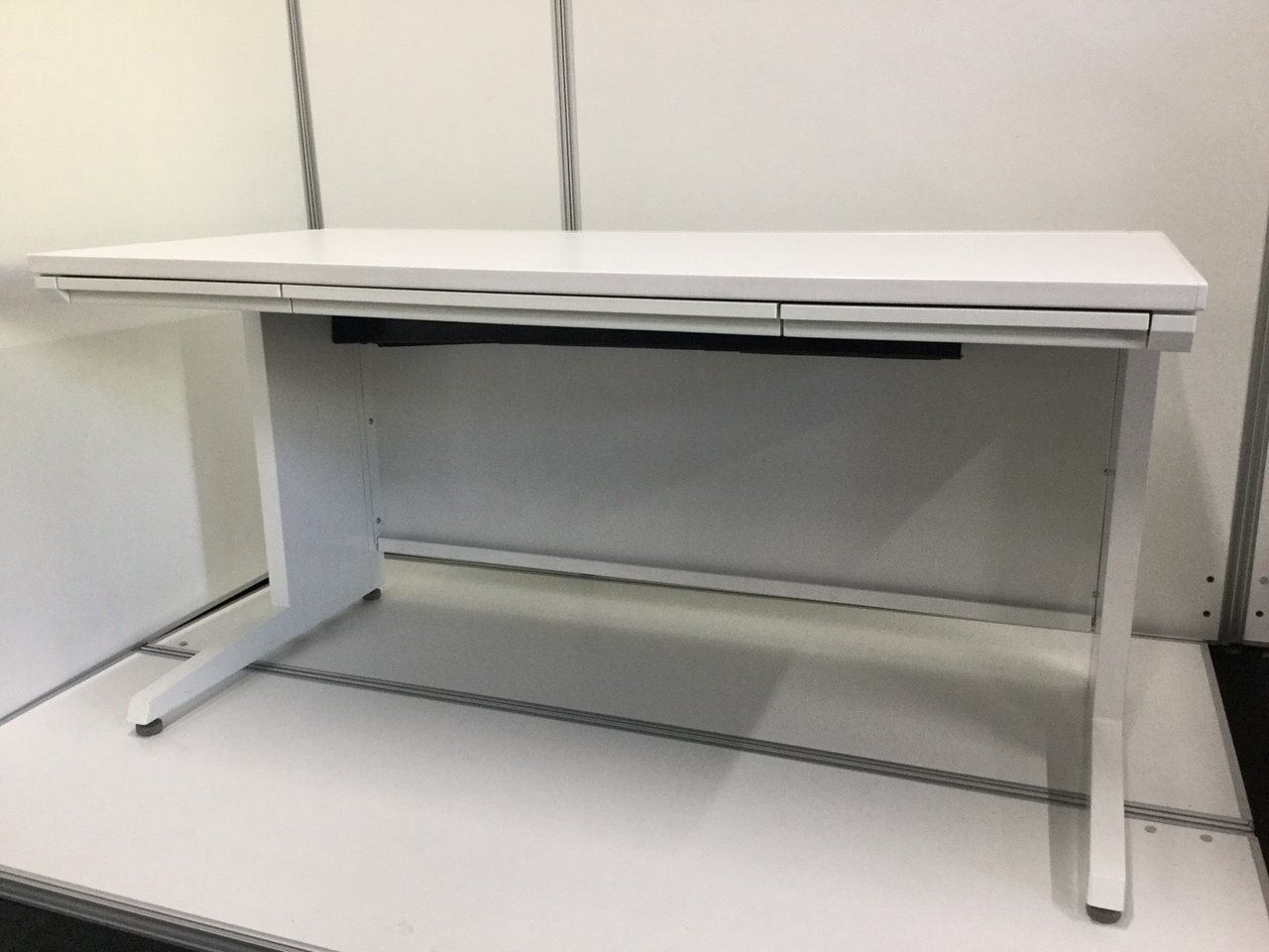 【配線1直線タイプでコード類を纏めて収納！】
定番シリーズの平机！
W1400幅で作業スペース広々！
                        スカエナ デスク 
                                    中古
            