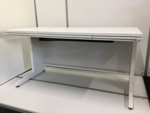 【配線1直線タイプでコード類を纏めて収納！】
定番シリーズの平机！
W1400幅で作業スペース広々！