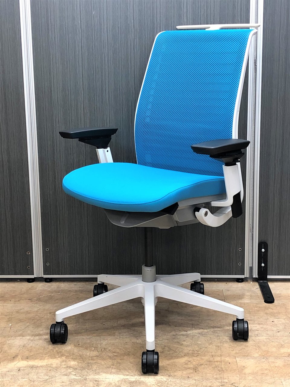 【1脚入荷】世界的ベストセラー！シンプルかつ快適なデスクチェア【中古】【オフィス家具】【東京】【大阪】【愛知】【岐阜】【滋賀】【長野】
                        シンク2 
                                    中古
            