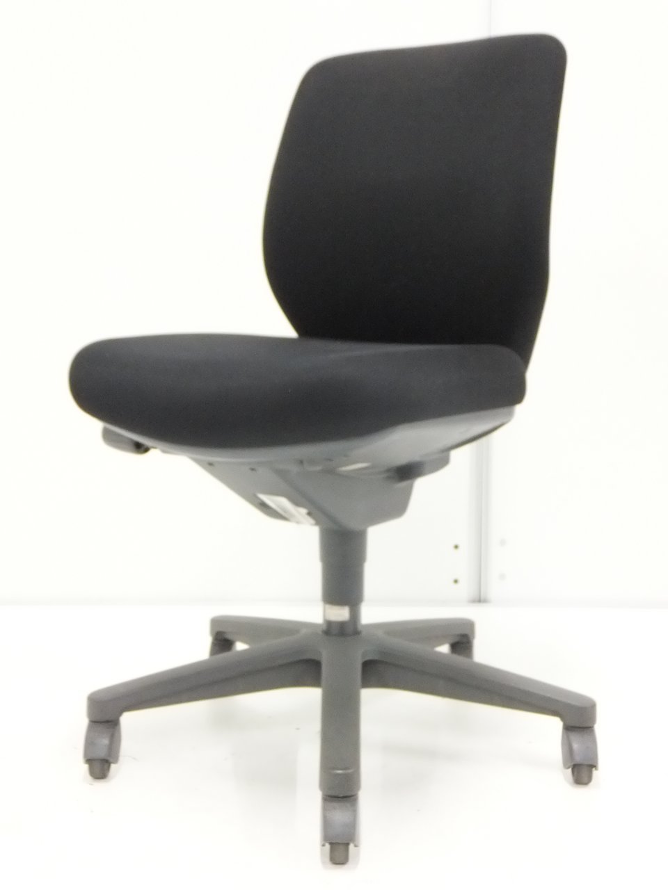 厚めのクッションが心地よい！オフィスに馴染みやすいデザインです！
                        セディスタ 
                                    中古
            