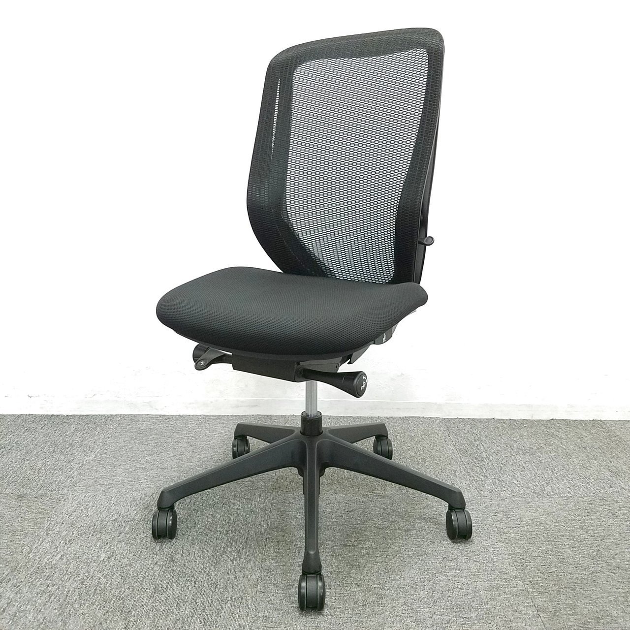 【ロット商品！】オカムラ｜シルフィー｜ブラックカラー｜肘無しハイバックチェア！！【オフィスチェア店】
                        シルフィー（メッシュ） 
                                    中古
            