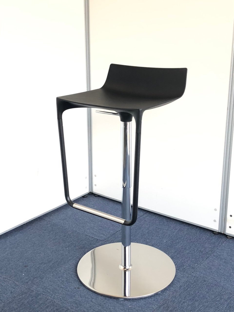 【神戸店特別在庫】本物の高級感。ハイスツール。
                        マカオ 
                                    新古品
            