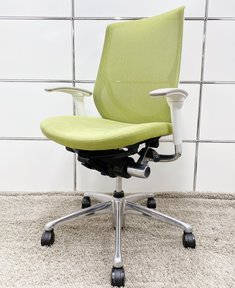 【※見た目を気になければお買い得！】■オカムラ製　ゼファーチェア　可動肘付　ライトグリーン　ホワイトフレーム【※肘キズあり商品】