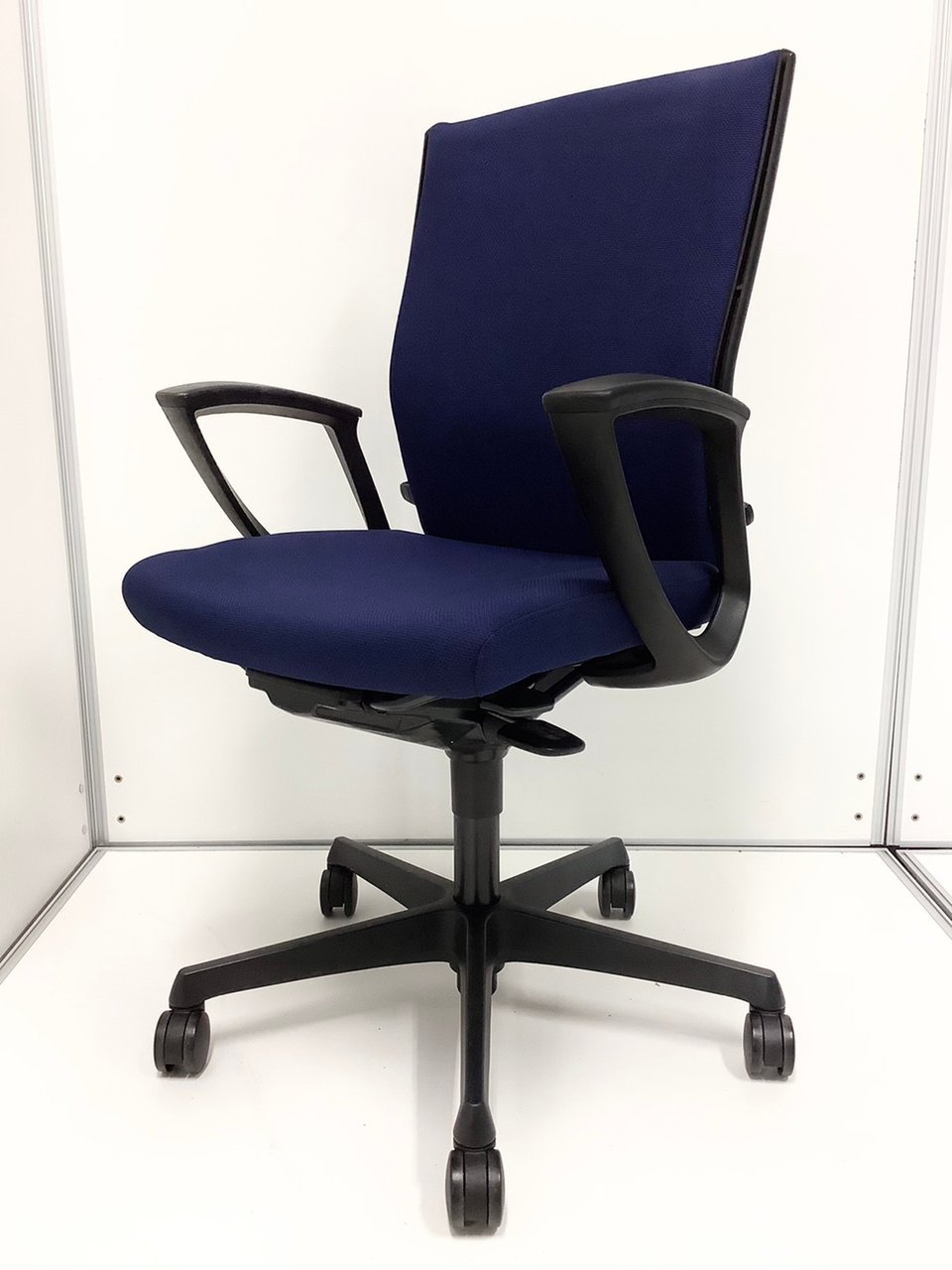 大人気／定番／状態良好／ハイスタンダードモデル　◆オカムラ／Okamura◆エスクード／ESCUDO　※本体カラー：ダークブルー  ※横浜店撮影画※
                        エスクード（クッション） 
                                    中古
            