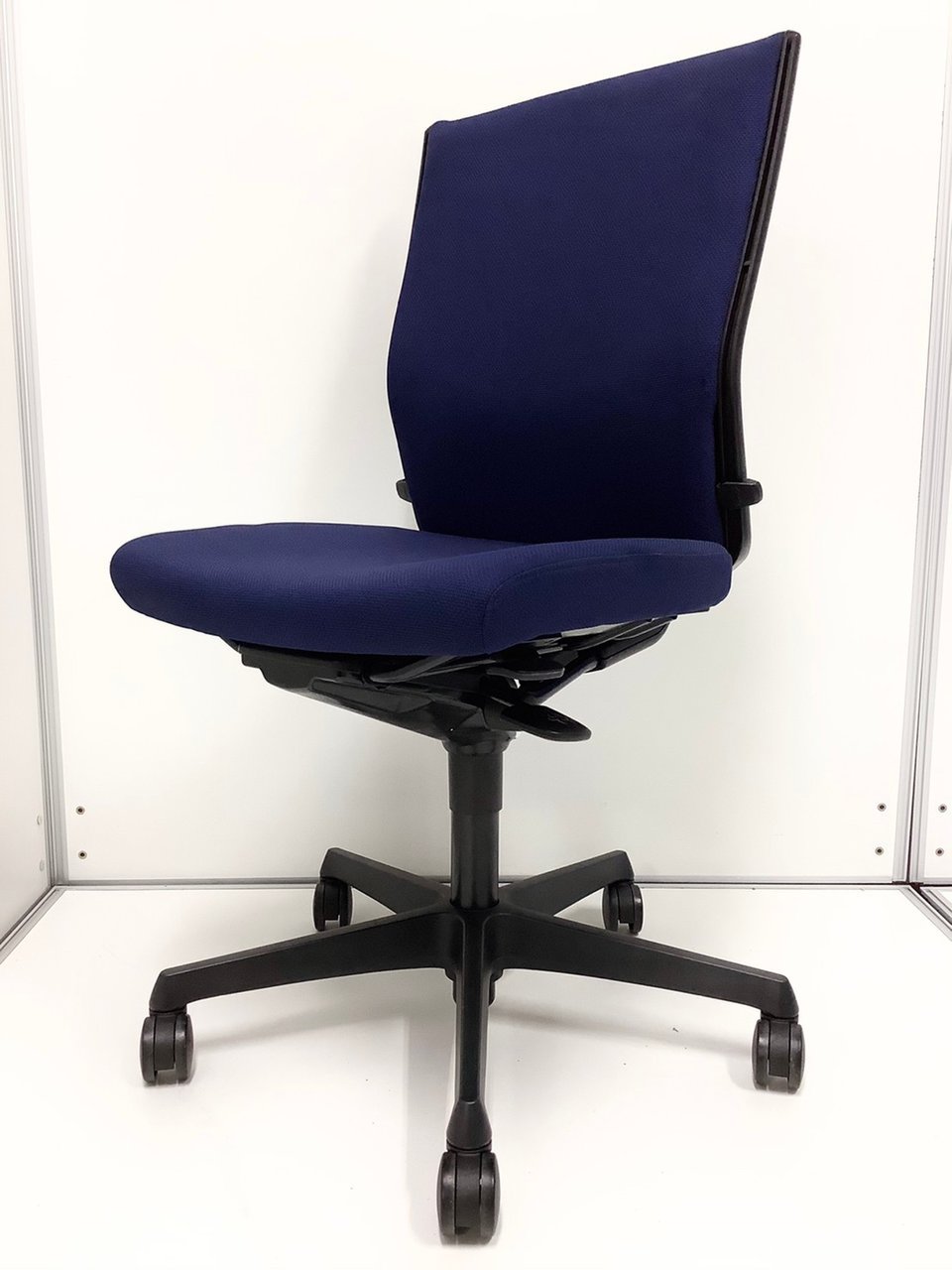 大人気／定番／状態良好／ハイスタンダードモデル　◆オカムラ／Okamura◆エスクード／ESCUDO　※本体カラー：ダークブルー  ※横浜店撮影画※
                        エスクード（クッション） 
                                    中古
            