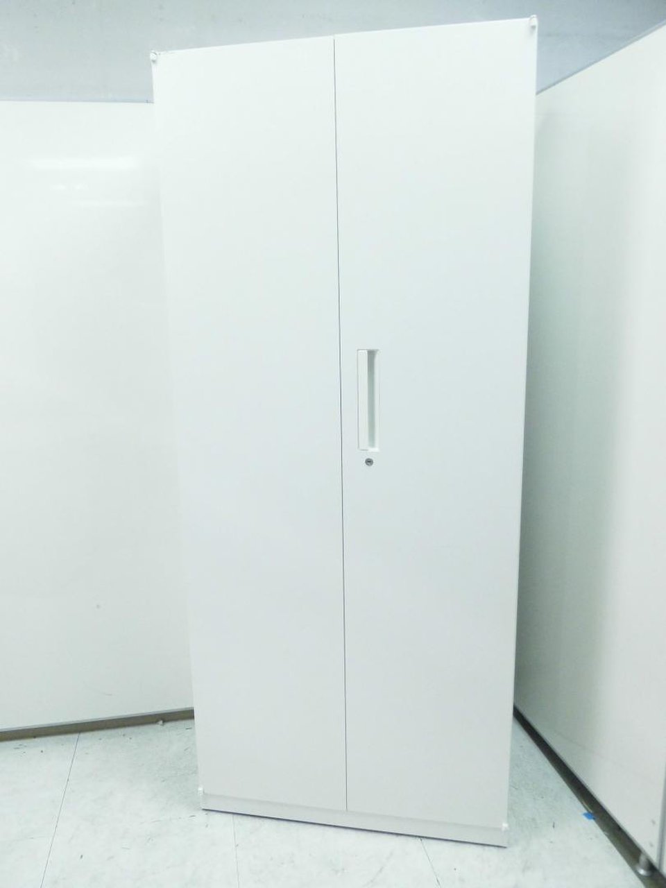 【定価約11万円！！両開き書庫の高さ2150ｍｍ！！大量収納が可能！！棚板4枚5段収納！！】■内田洋行■HS
                        HS
                                    中古
            