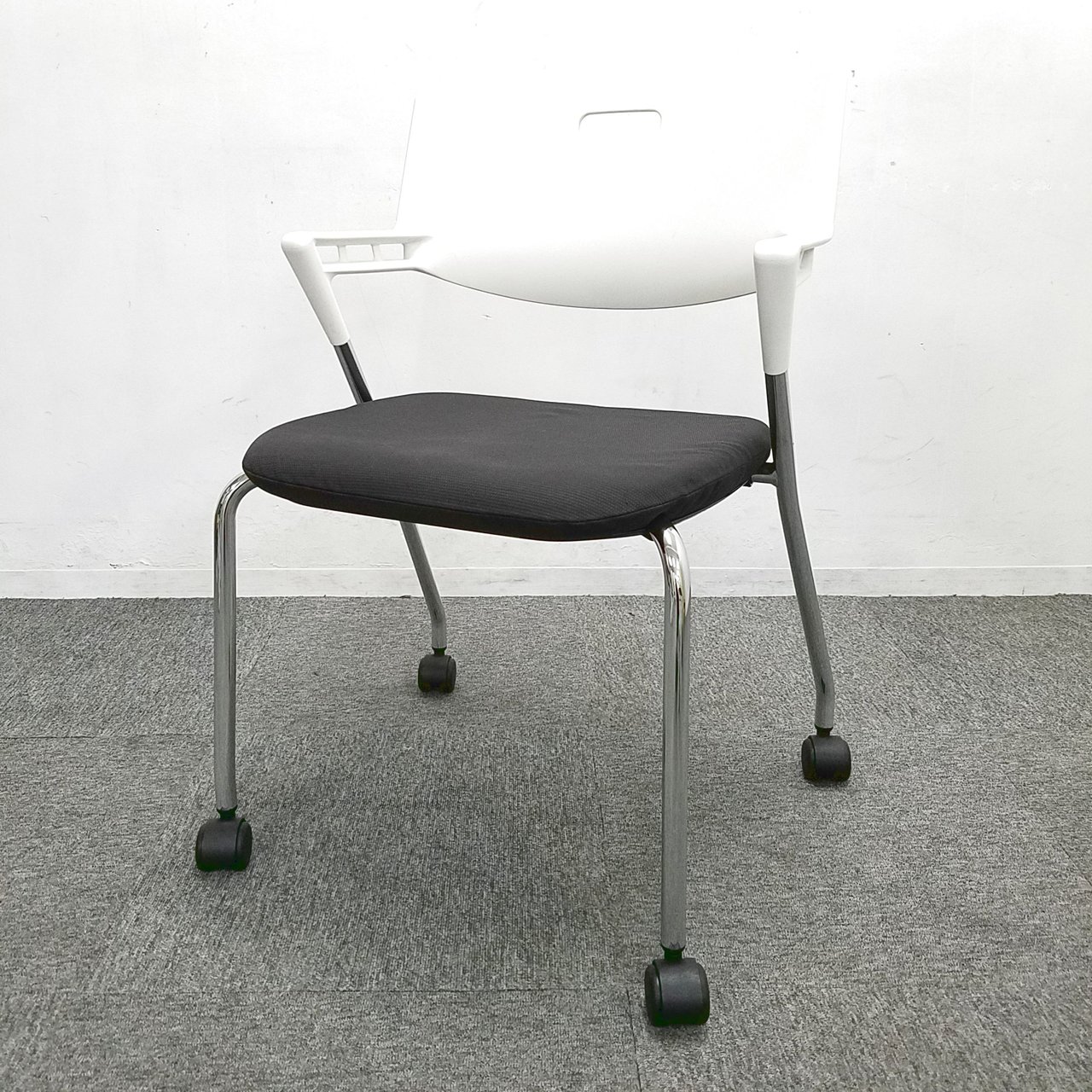 【4脚入荷】デザイナーズチェア入荷！中古　ヴィトラ　vitra.　スタッキング　ミーティング　会議　チェア　スタッキング
                        ビザビ 
                                    中古
            