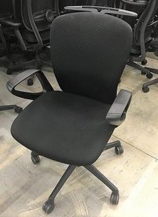 【快適なクッションでデスクワークをサポート！】■オカムラ製　スラートチェア　肘付　ブラック　ハンガー付【肘に擦れあり】おつとめ品