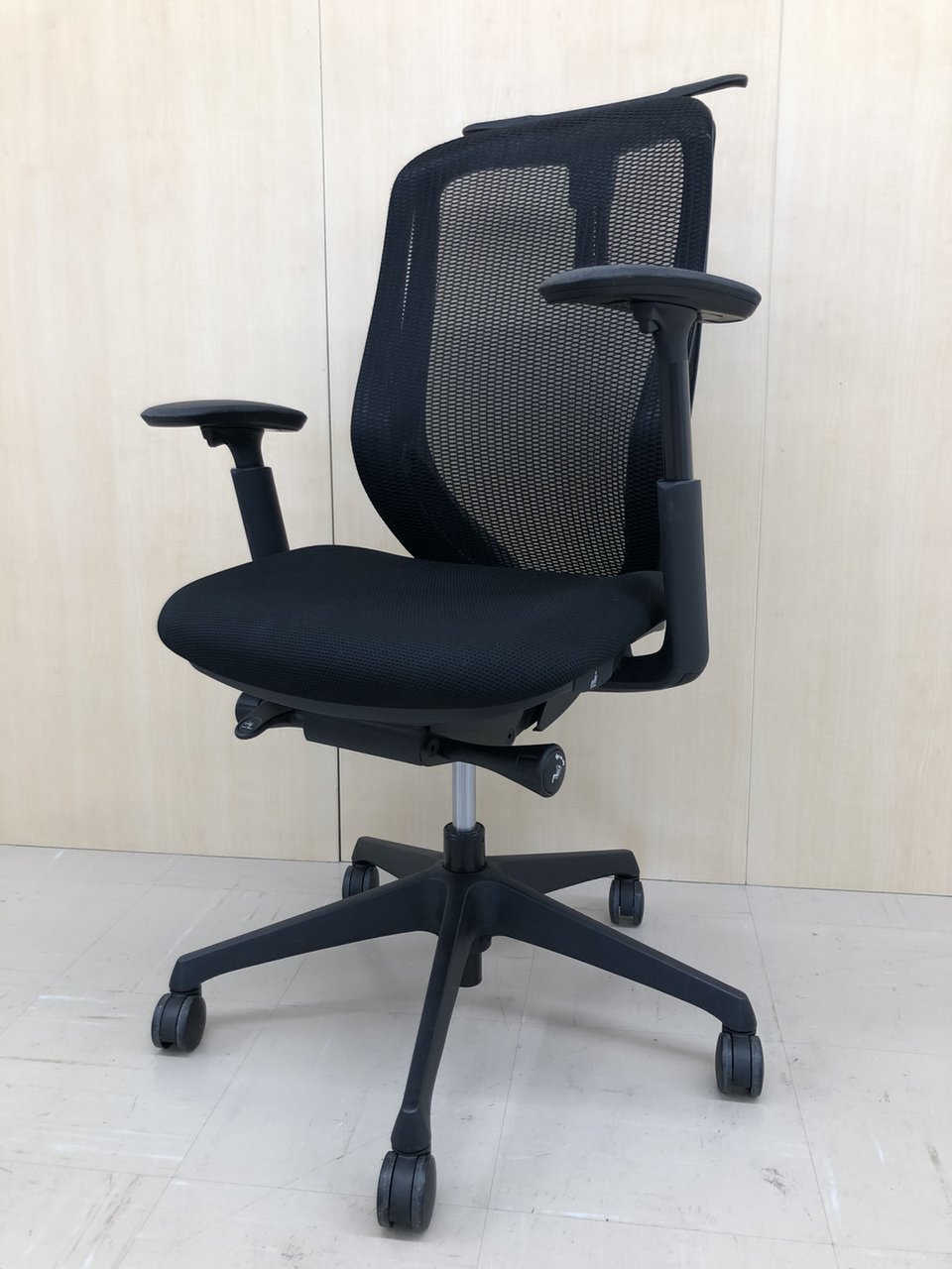 【オカムラ】【シルフィーチェア】【ブラック】【肘付】【ハイバック】【前傾チルト】【2020年製】【使用１年未満】【コートハンガー付き】
                        シルフィー（メッシュ） 
                                    中古
            