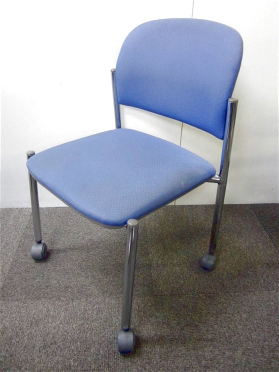 【定番でお得なスタッキングチェア入荷！】オカムラ（okamura）8108シリーズ　スタッキングチェア／色：ブルー
                        8108シリーズ 
                                    中古
            