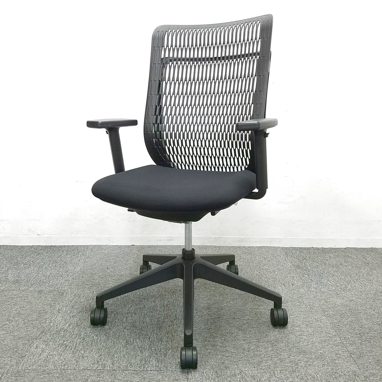 【6脚入荷】座る人の背中に合わせて自在に伸縮し、最適な座り心地をあなたに！中古家具　リサイクル　高級チェア　ハイバック　メッシュ　テレワーク　在宅ワーク　リモートワーク
                        AJ（エージェイ） 
                                    中古
            