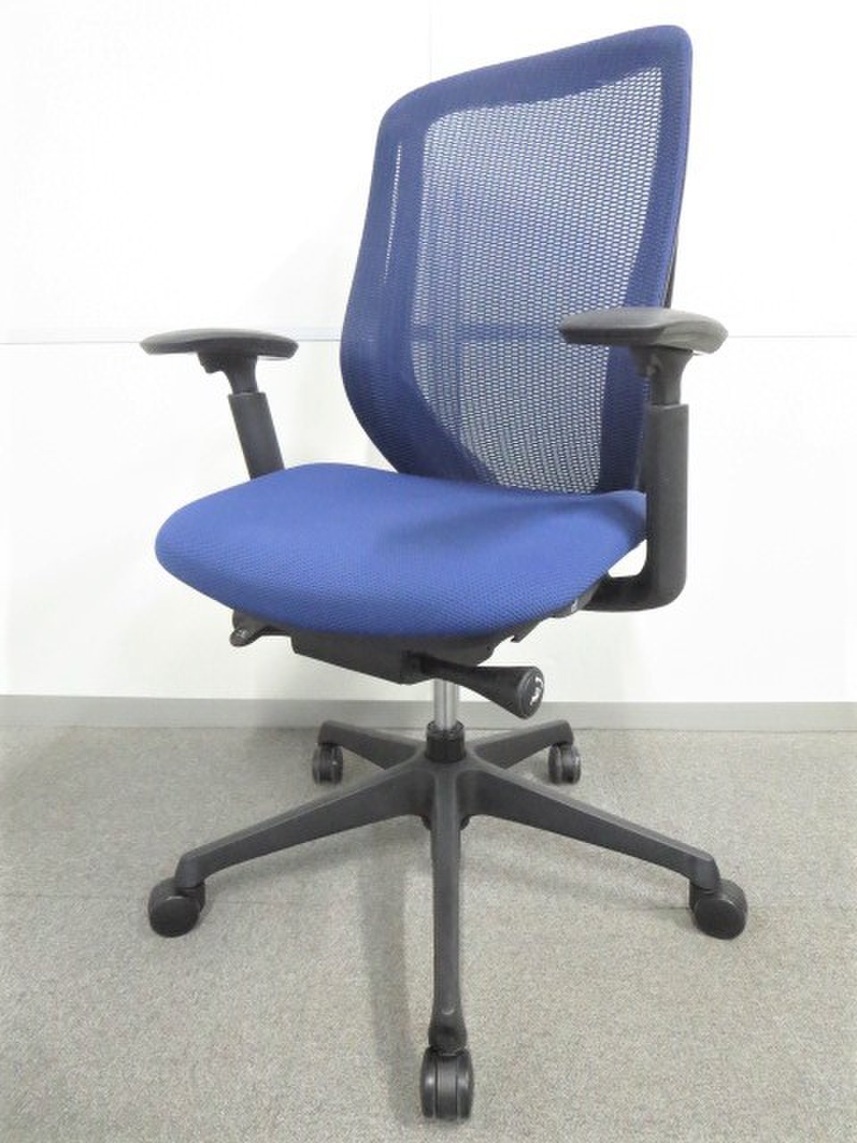 【大人気チェア入荷！】オカムラ製　シルフィー　肘付きチェア※ミディアムブルー【前傾姿勢可能】【可動肘】
                        シルフィー（メッシュ） 
                                    中古
            