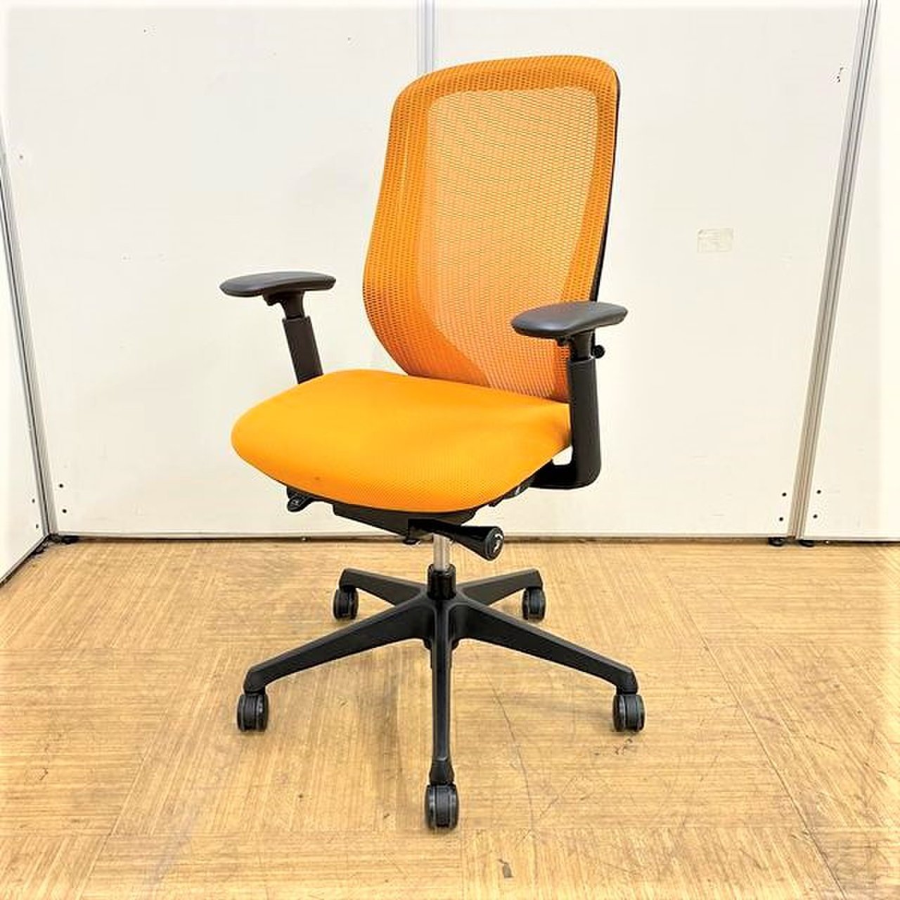 【売れ筋商品入荷！】オカムラ製　シルフィー　肘付きチェア※オレンジ【前傾姿勢可能】【可動肘】
                        シルフィー（メッシュ） 
                                    中古
            