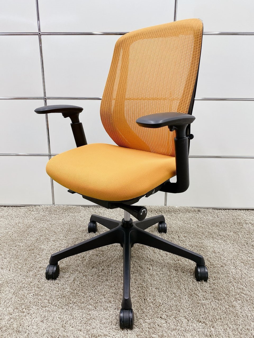 【メーカーイチオシチェア！】
即売り切れ必至！ 
今流行りの前傾機能搭載です！ 
♦オカムラ製/シルフィ
                        シルフィー（メッシュ） 
                                    中古
            