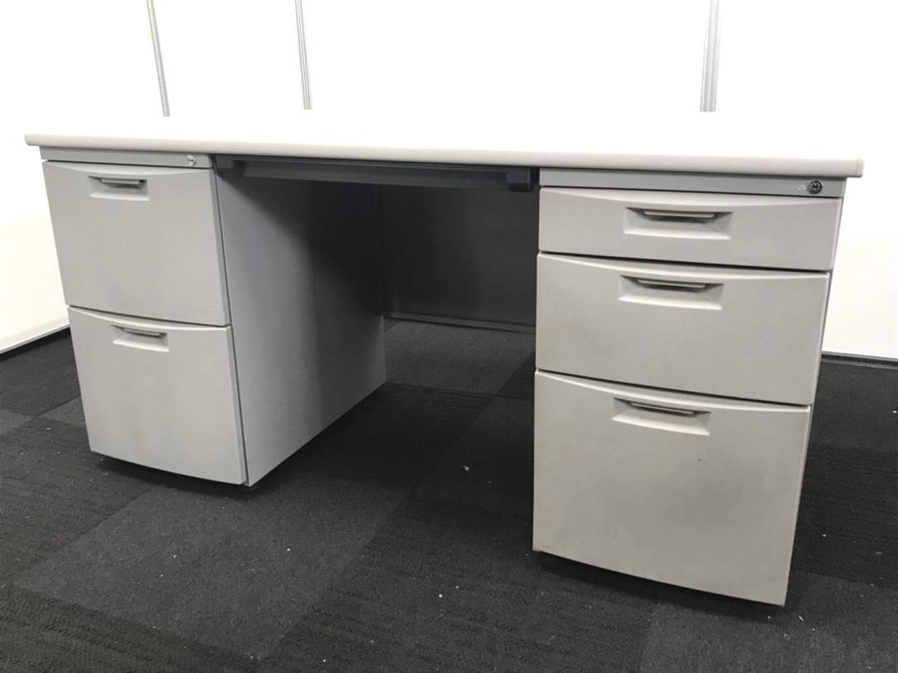 A4の資料などを手元で管理！上長席用や書類の取り扱いが多い事務の方へオススメ！
                        CZ 
                                    中古
            