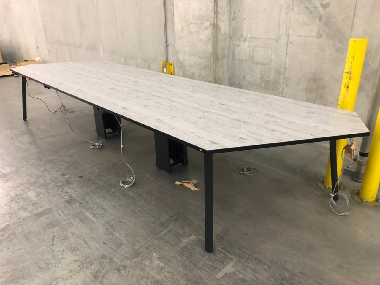 【コクヨ現行品】超お洒落なミーティングテーブル！コンセント付きなので休憩にも仕事にもマルチで使えます！
                        サイビ 
                                    中古
            