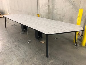 【コクヨ現行品】超お洒落なミーティングテーブル！コンセント付きなので休憩にも仕事にもマルチで使えます！