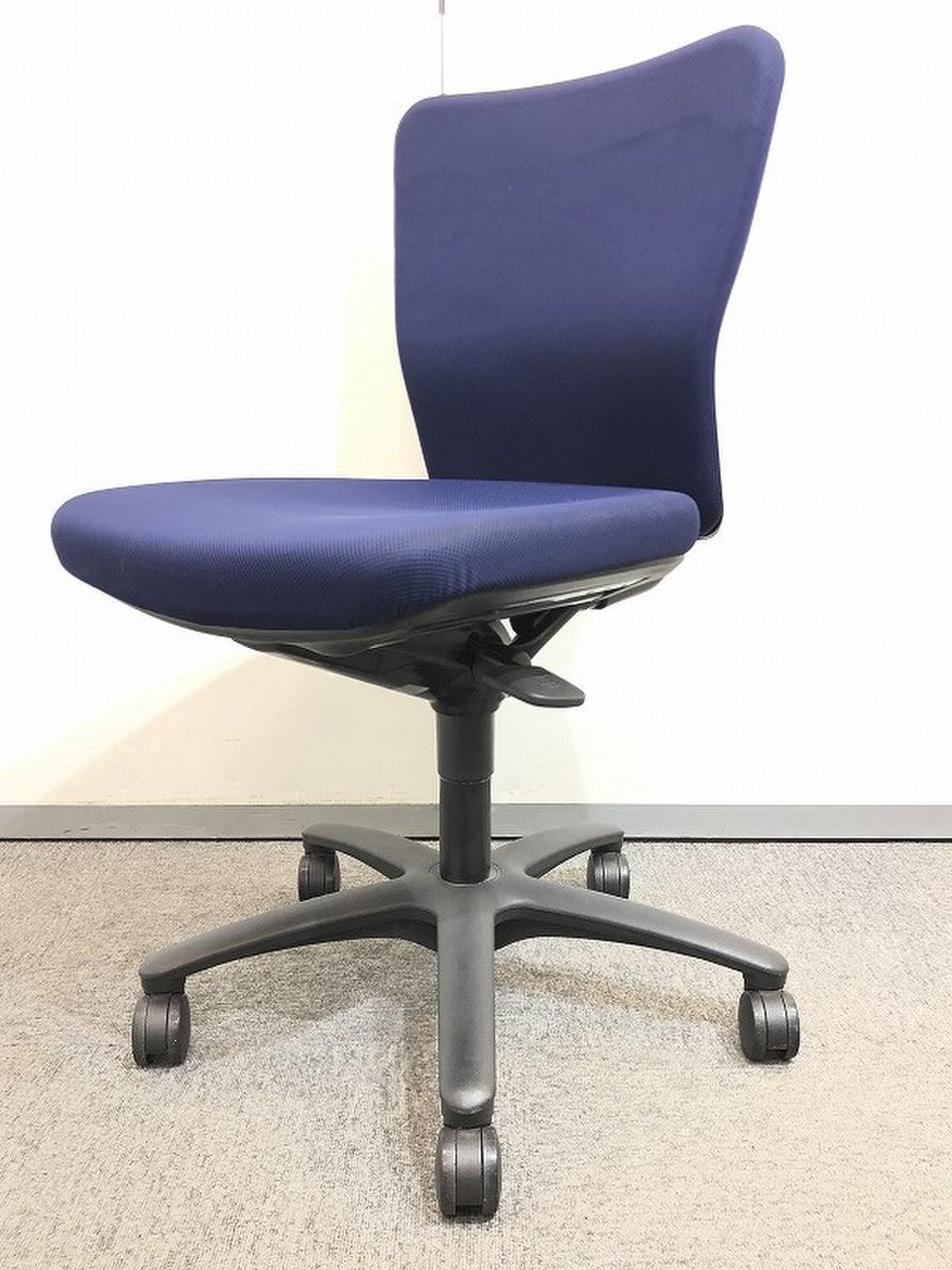 【6脚入荷！！】オカムラ製　カロッツァ　ネイビー　ご起業　入替　拠点開設　コスパ抜群！！増員・入替
                        カロッツァ 
                                    中古
            