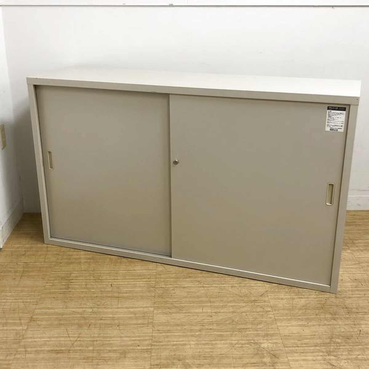 A4ファイル書庫　引き戸タイプ　　コクヨ　ナチュラルグレー　※県外の場合1台あたり本体と同等の送料がかかります
                        A4サイズ対応保管庫
                                    中古
            