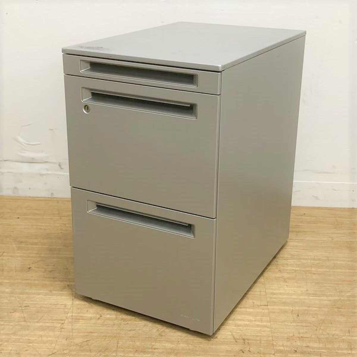 【大量入荷】フロント把手　シリンダー錠　スキップシルバー色　A4ファイル×２段＋ペントレーの3段収納　鍵1本付き　オカムラ　プロユニット
                        プロユニット 
                                    中古
            