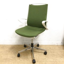 オシャレなイスが入荷★オカムラ　モード　グリーン　ヘリボーン　ミドルバック　デザインアーム