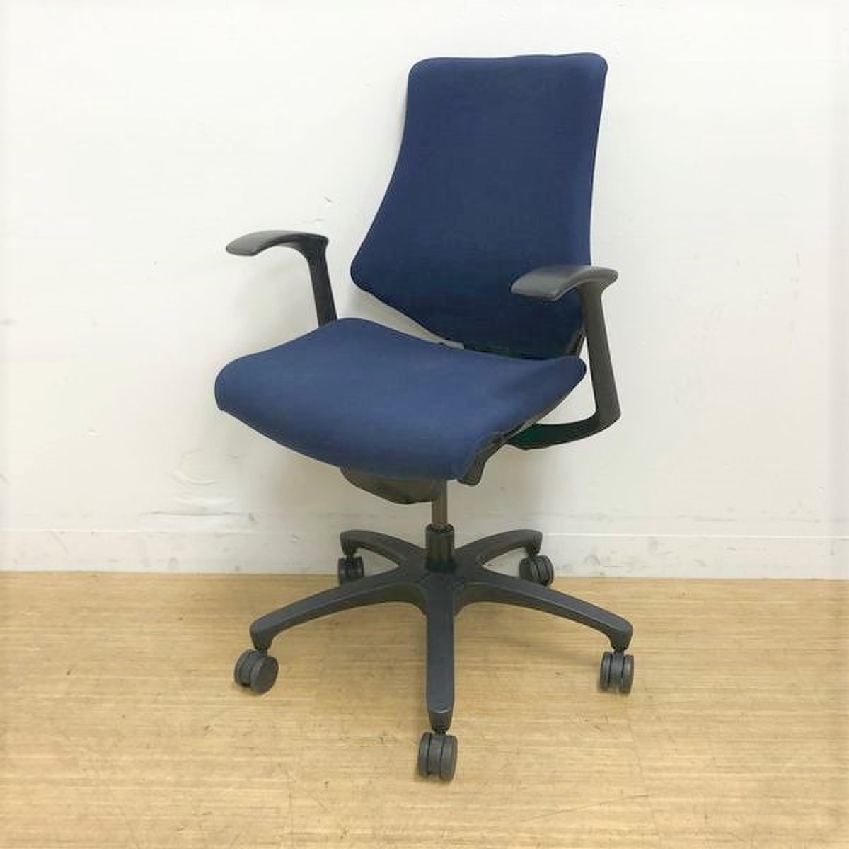 ローバック　固定肘　ネイビーブルー　イトーキ　エフチェア
                        エフ 
                                    中古
            