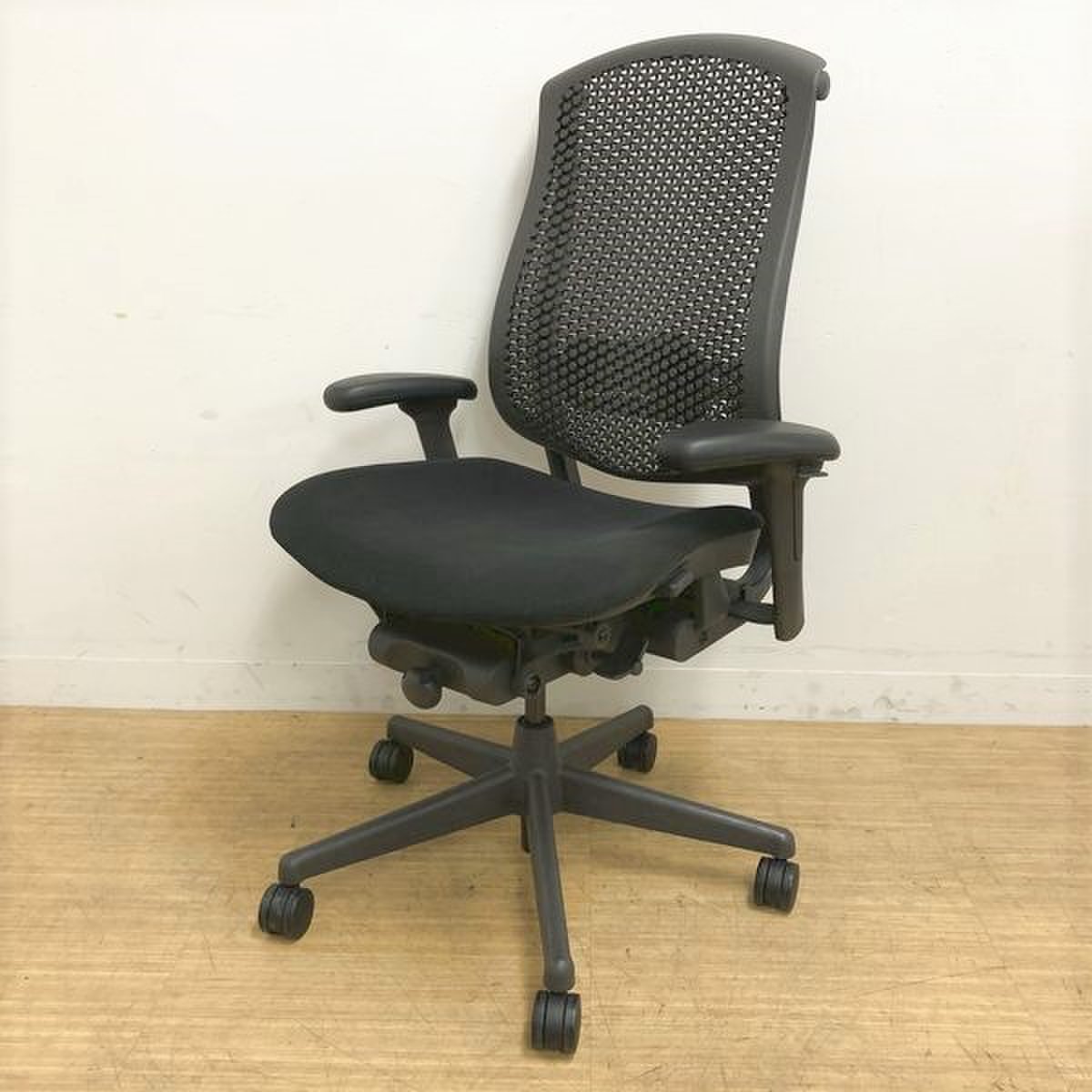 可動肘/前傾チルト/ランバーサポート付き★　ハーマンミラー(HermanMiller)　(セラチェア)CelleChairs　デザイナー：ジェローム・カルーソ氏　
                        セラ 
                                    中古
            
