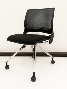 オカムラ製　クリールシリーズ　ネスティングチェア　人気のブラックカラー！！