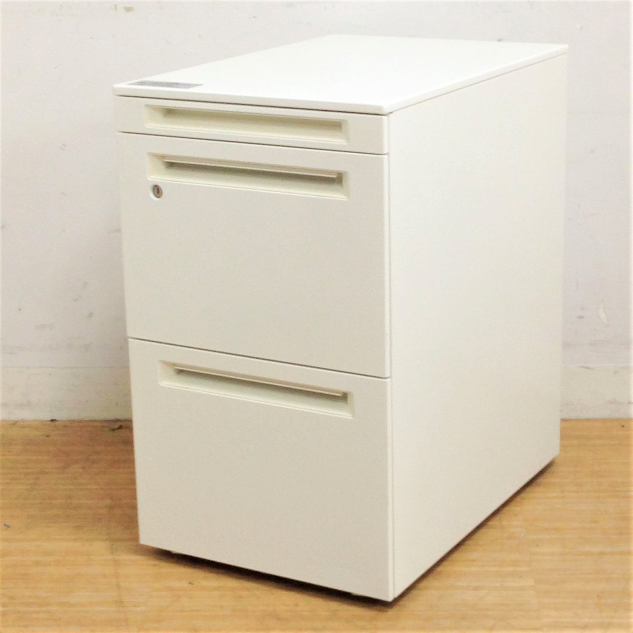 オカムラ製　アドバンスシリーズ　フリアド用3段ワゴン入荷！！※高さ650 　※写真にはない取っ手に日焼けあり
                        アドバンス 
                                    中古
            