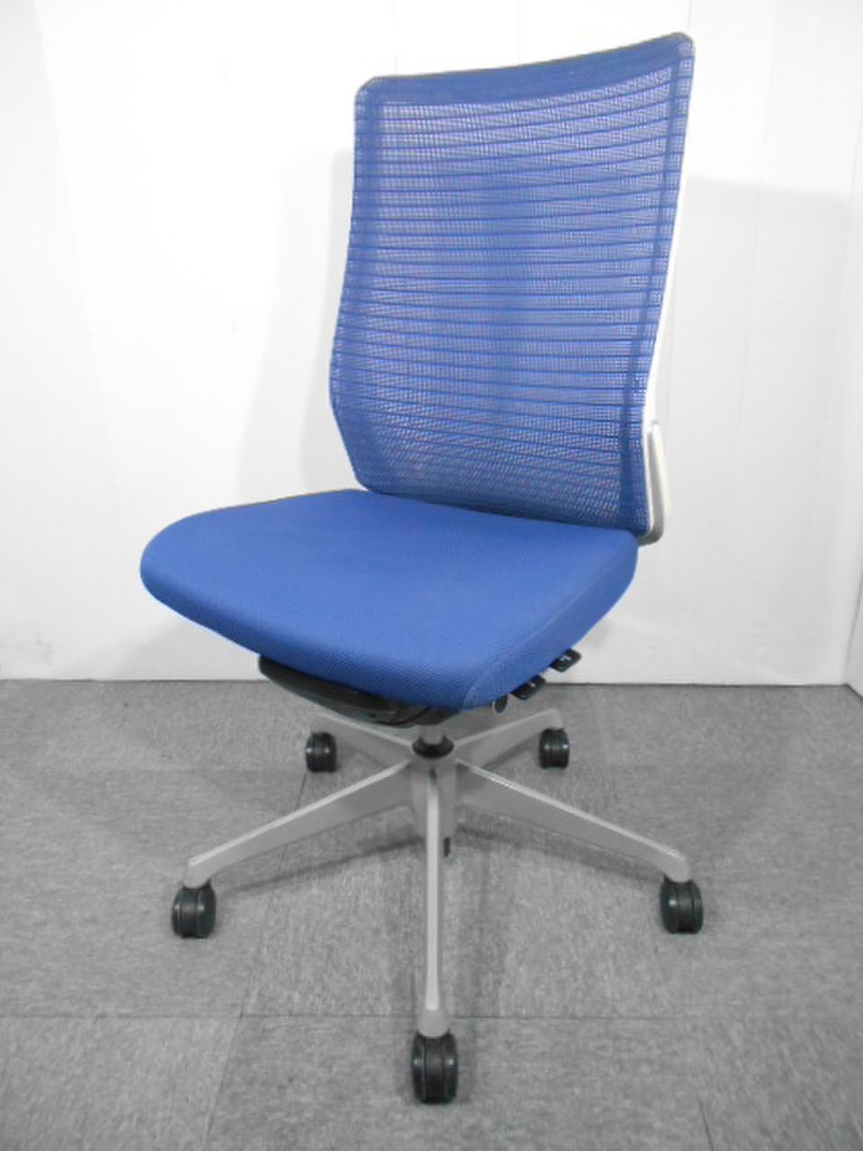 【訳あり　現品限り】オカムラ製　コーラルメッシュチェア　ブルー色　高機能　肘無しハイバック！！　※ロッキング不具合
                        コーラルメッシュ 
                                    中古
            