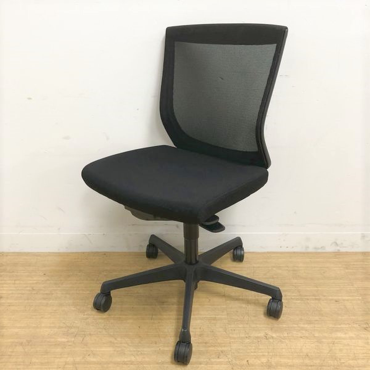 メッシュでデザイン性も◎オカムラ　エスクード
                        エスクード（メッシュ） 
                                    中古
            