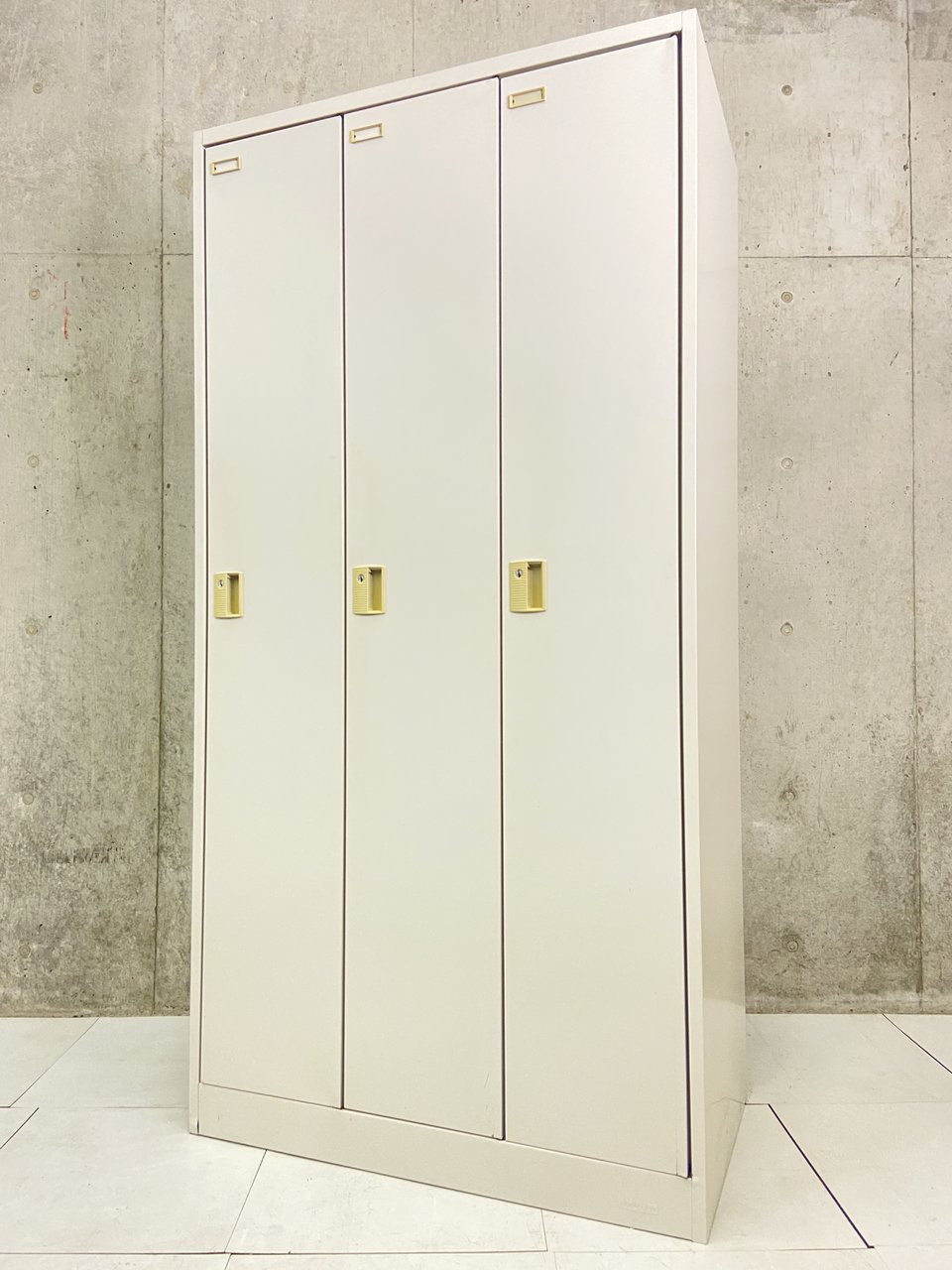 【定価約8万円！！3人用ロッカーの入荷です！！広々使える人気サイズです！！】■オカムラ■FZ
                        FZ 
                                    中古
            