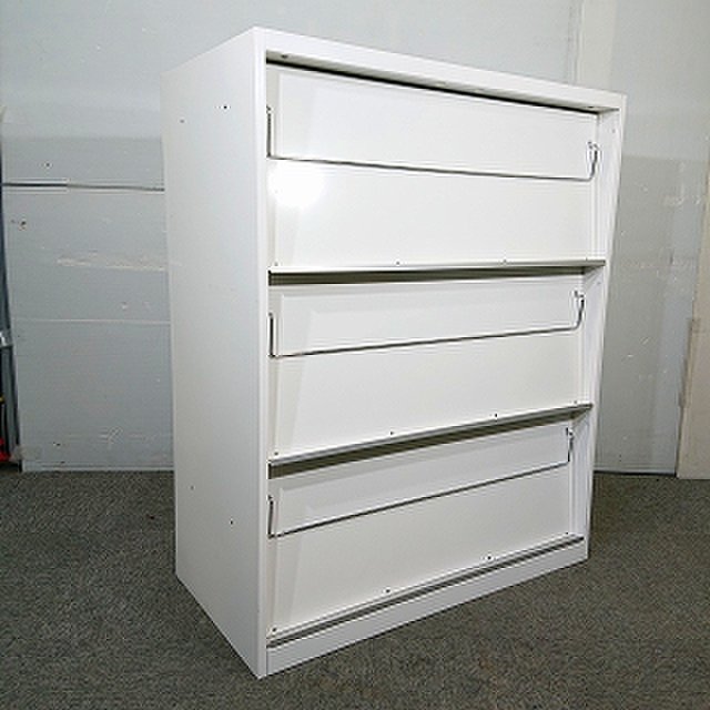 3段タイプの雑誌架　オカムラ製
ホワイト色　書庫としても使えます
                        レクトライン 
                                    中古
            