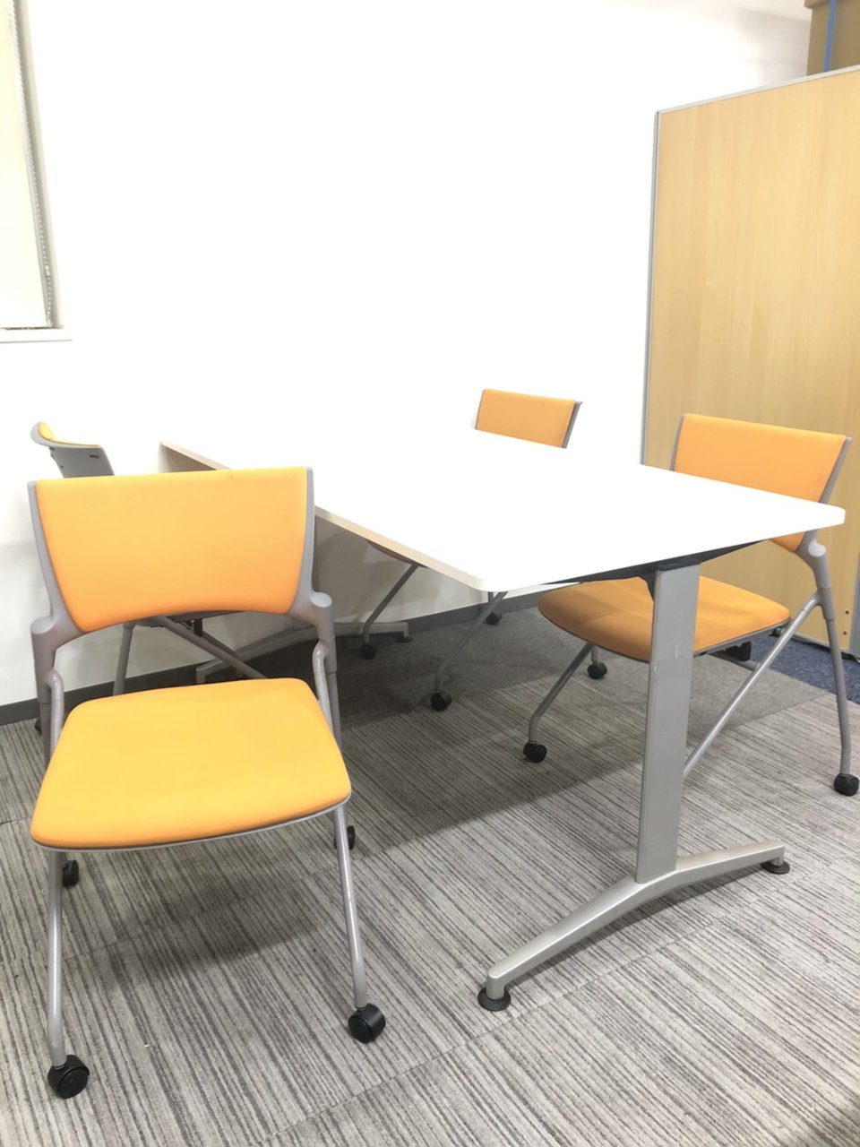 【セット価格】ホワイトのミーティングテーブル+オレンジのミーティングチェア|イトーキ【中古家具】【新大阪】【北摂】【淀川区】【北区】
                        DEシリーズ 
                                    中古
            