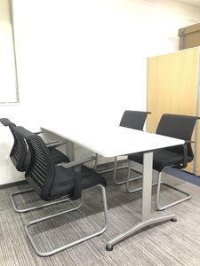 【セット価格】ホワイトのミーティングテーブル+ブラックのミーティングチェア|イトーキ｜カンチレバー【中古家具】【新大阪】【北摂】【淀川区】【北区】