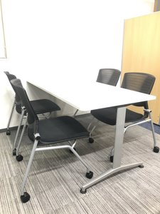 【セット価格】ホワイトのミーティングテーブル+ブラックのミーティングチェア|イトーキ｜オカムラ【中古家具】【新大阪】【北摂】【淀川区】【北区】