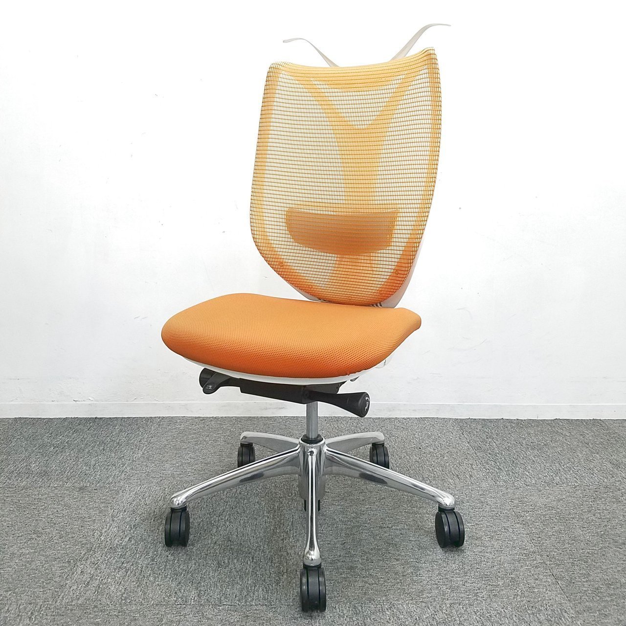 オカムラ製　サブリナチェア
　肘無しハイバックチェア　オレンジ色　おすすめ　在宅ワーク　高級チェア
                        サブリナ 
                                    中古
            