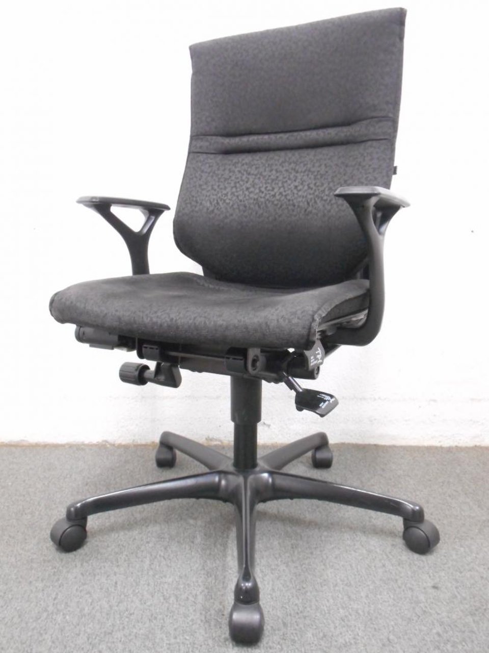 【ハイグレードな座り心地！】■エルシオチェア・オカムラ製　■ブラック・デザインアーム【高級チェア】【おつとめ】
                        エルシオ 
                                    中古
            