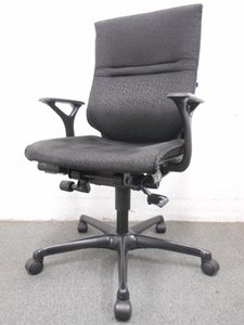 【ハイグレードな座り心地！】■エルシオチェア・オカムラ製　■ブラック・デザインアーム【高級チェア】【おつとめ】