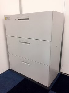 【少数入荷】収納物の確認がしやすい引き出しタイプ！3段ラテラル書庫が2台のみの少数入荷！！