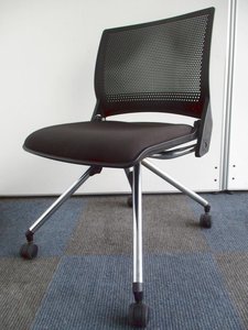 【ロット商品】座面を上げて並行収納！脚の形状がおしゃれなデザインチェア！