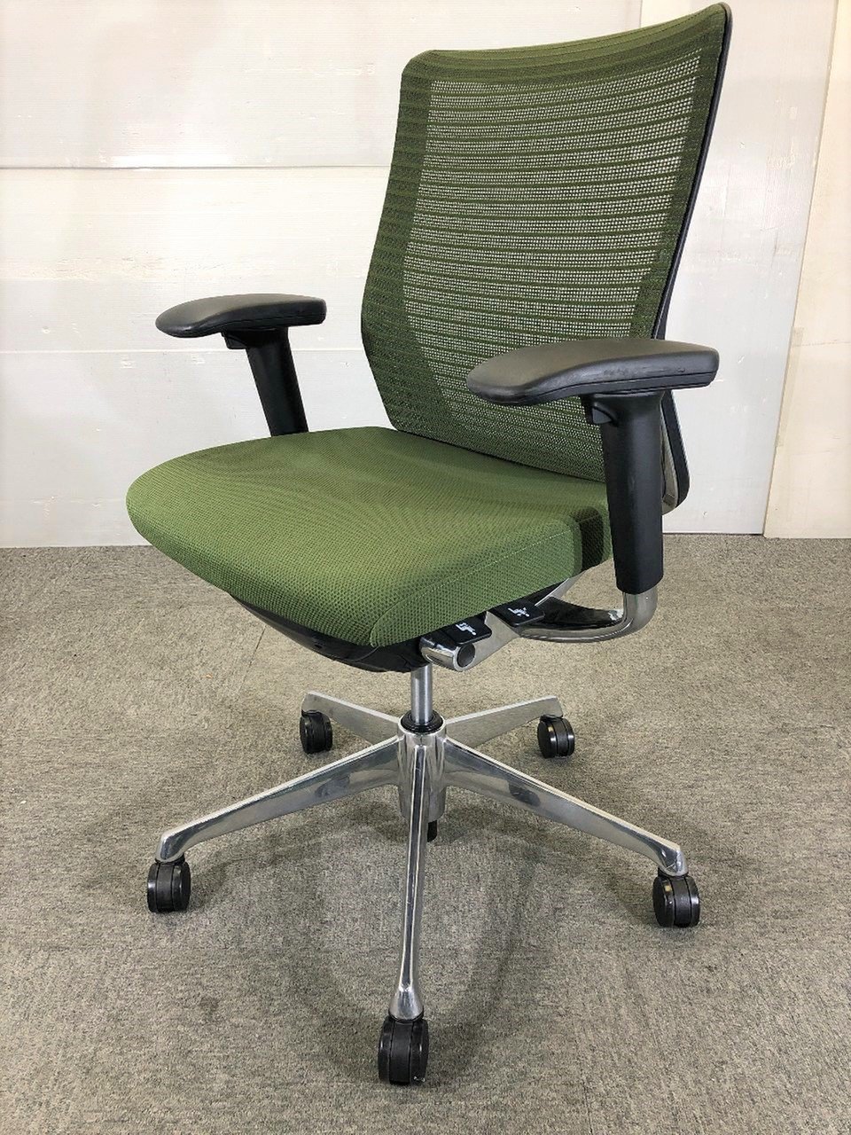 オカムラ製　コーラルメッシュチェア　ロット　グリーン色　可動肘　入替　新規購入　おすすめ
                        コーラルメッシュ 
                                    中古
            