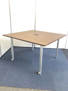 片側にキャスター付きのワークテーブルです。2台つなげてフリーアドレスデスクとしても、1台で簡易的なミーティング用としても◎