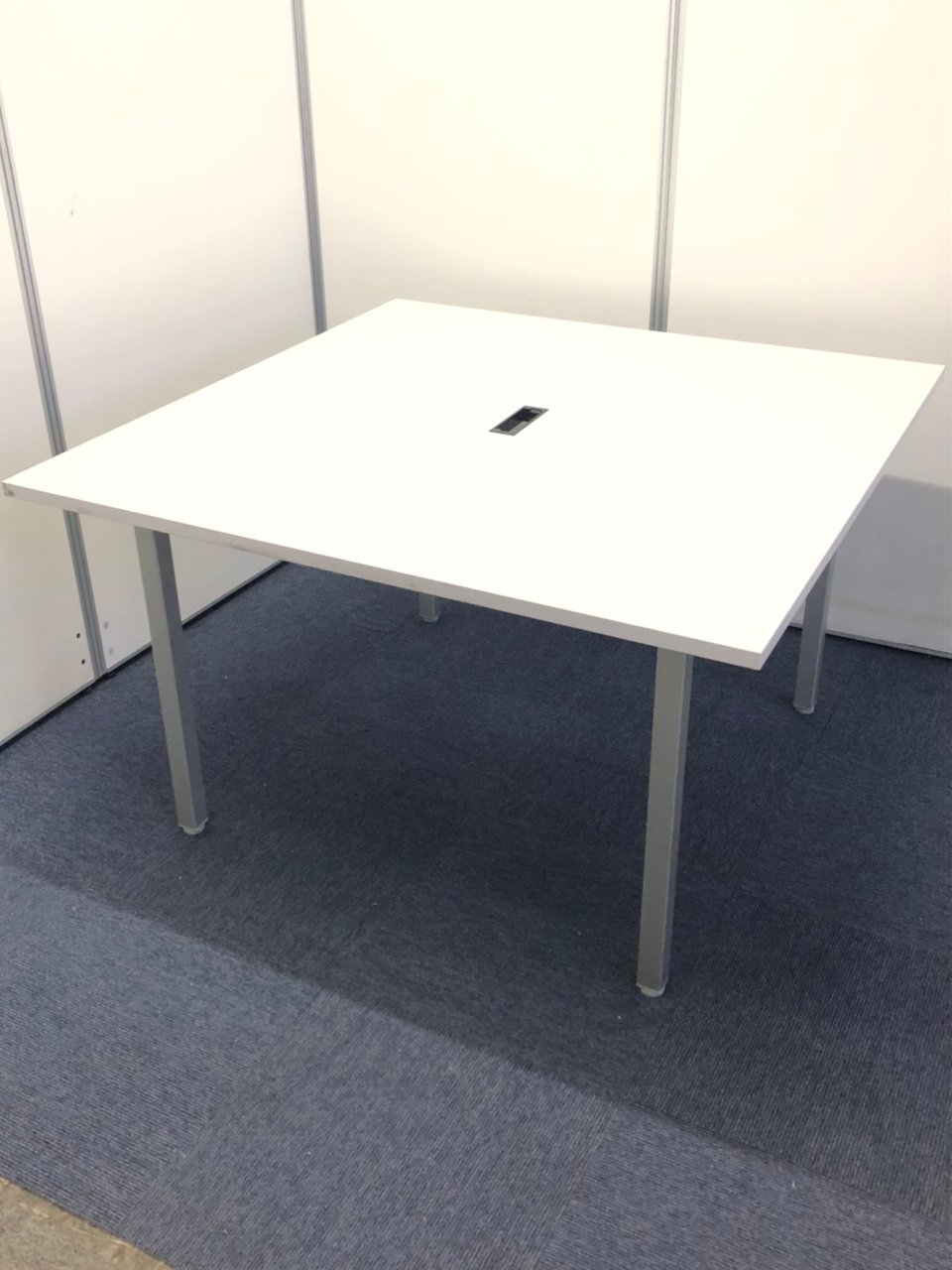 【配線カバー無し】ワークテーブル
                        アプションフリー 
                                    中古
            