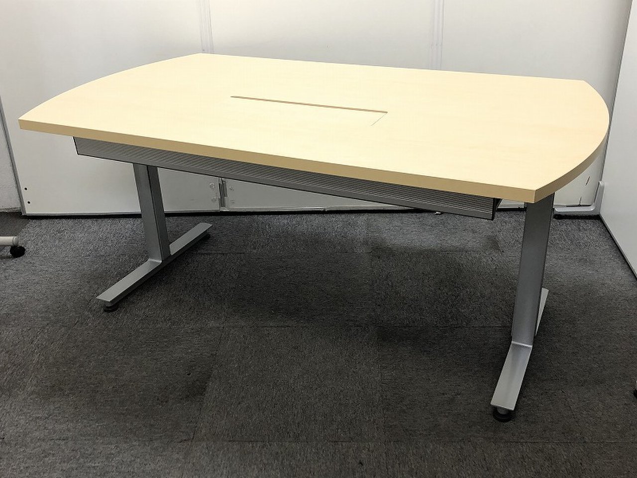 【おしゃれなナチュラルカラーのミーティングテーブル!！】丁度良い大きさのテーブルなので使い勝手がいいですよ！！【関西在庫数ナンバーワン・尼崎店】
                        その他シリーズ
                                    中古
            