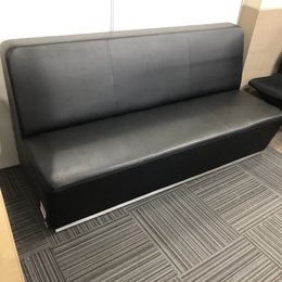 【状態A】【待合室にもおすすめ！】【店頭で見る事も可能です！！】【トップメーカー品　内田製　３人用ソファー入荷！！】人気のブラック色