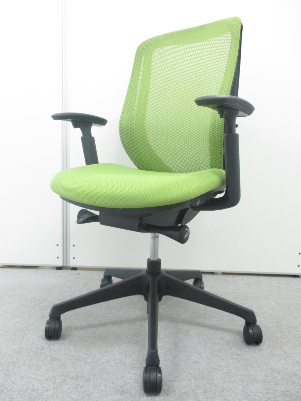 【大人気】オカムラ製　シルフィー　肘付きチェア【2018年製】【前傾チルト】【ライムグリーン】【ハイバック】
                        シルフィー（メッシュ） 
                                    中古
            
